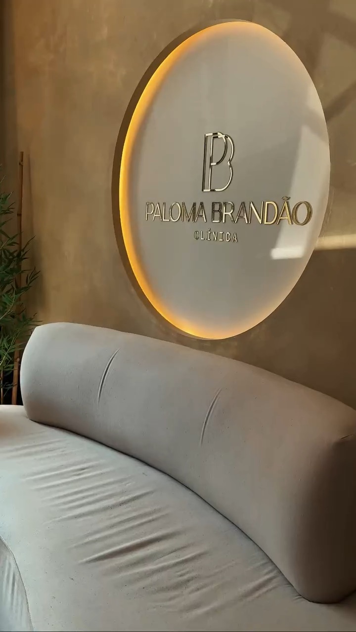 Recepção da clínica com o logo iluminado